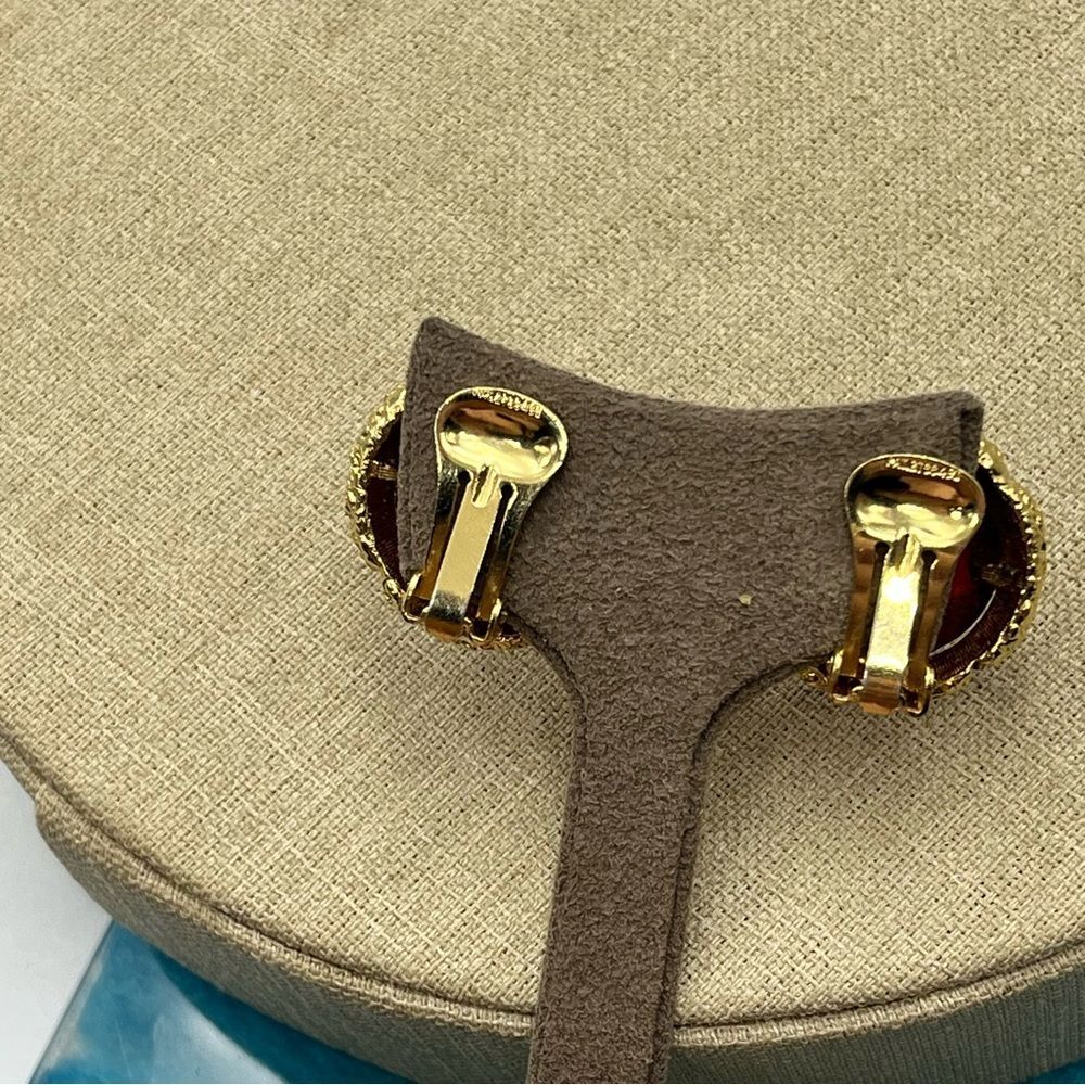 Vintage woman's Pat. Elegant Gold and Red large glass prong set clip on Earrings - Picture 9 of 12